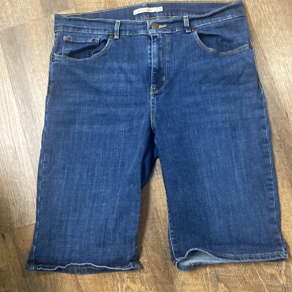 VNTG LEVI’S  PREMIUM BERMUDA SHORTS PERFECT FOR THE UPCOMING SPRING 2025 TRENDS - Picture 6 of 10